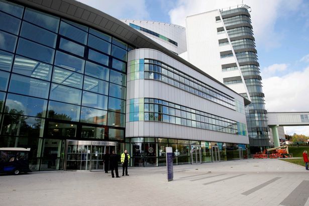 孕妇腹痛难忍去医院看诊,挺大肚坐地上等4个小