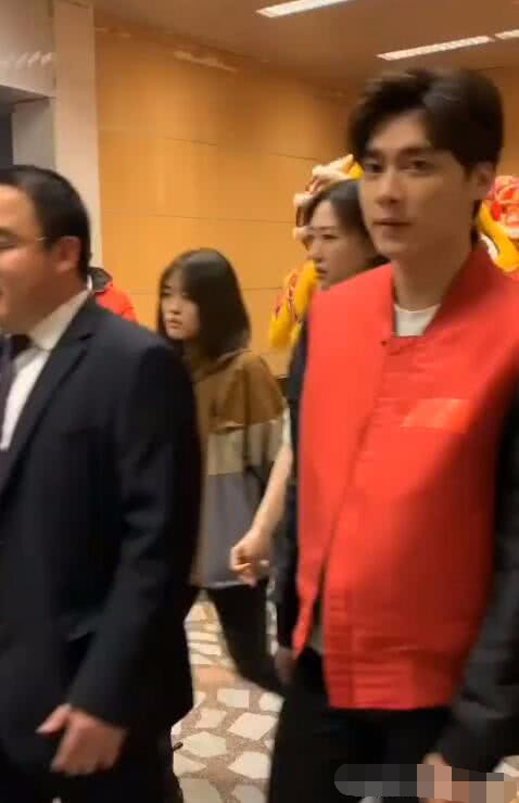 李易峰:我冷,我想穿大衣,助理:换个小红衣试一下,结果惊人!