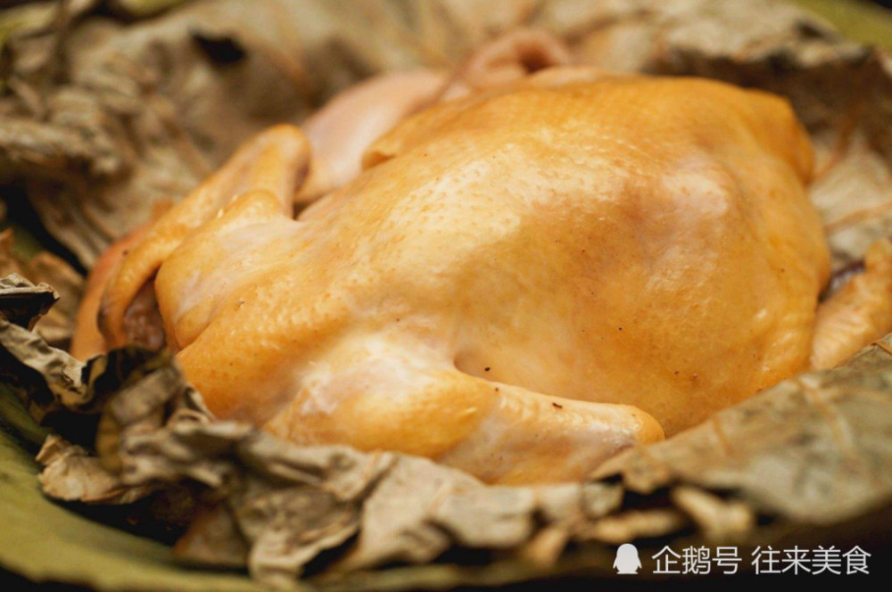 韩国人吃中国叫花鸡,刚开始吐槽说很硬,打开后