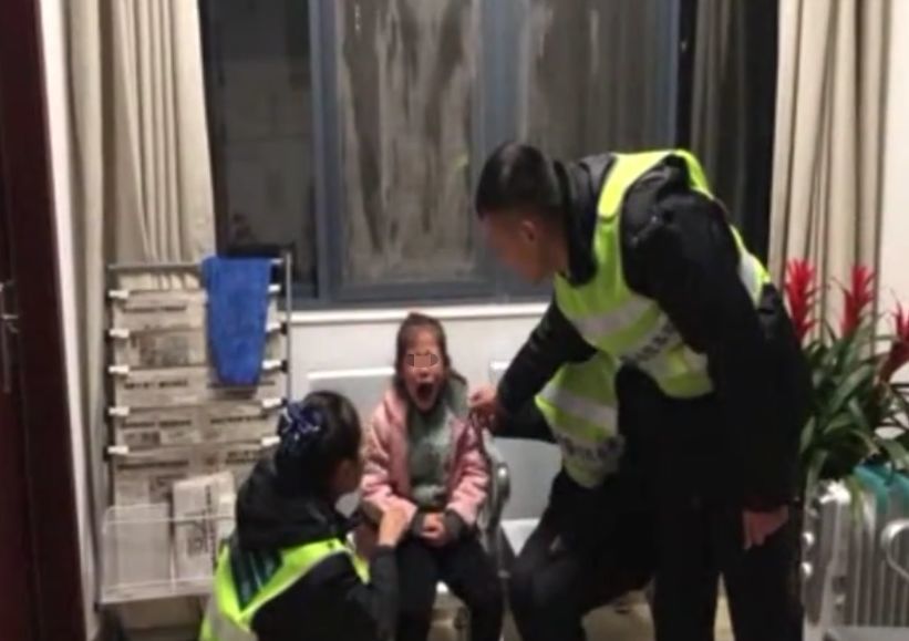 7岁女孩独自上厕所,她爸爸做得实在太荒唐了