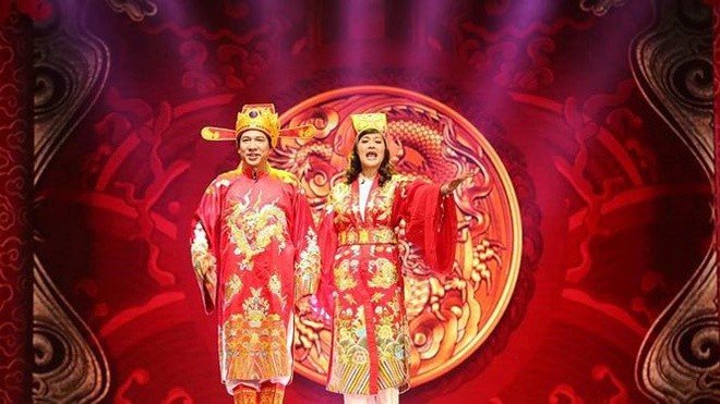 越南春晚彩排照曝光:演员扮灶王爷讽刺社会现