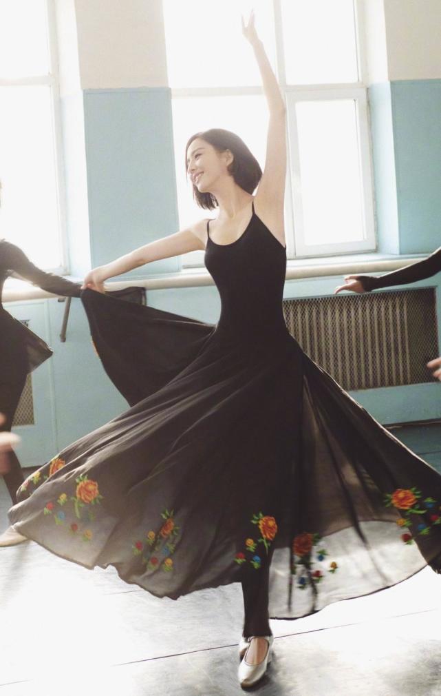 佟丽娅重回母校跳舞犹如黑天鹅,这么美的人可惜陈思诚