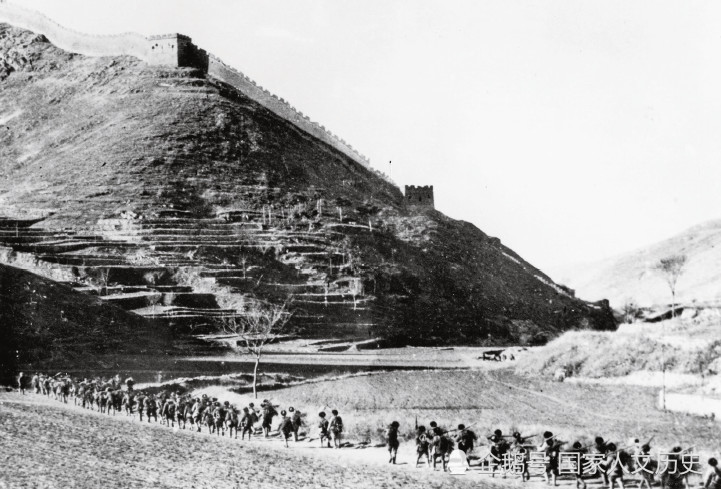 1948 年冬,东北野战军部队正在行军穿越长城,秘密入关参加平津战役.