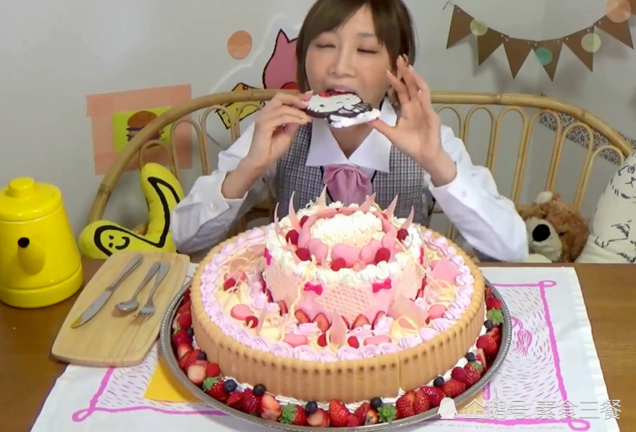 木下佑香吃14斤蛋糕，蛋糕上的食材亮了，网友:价格肯定不便宜