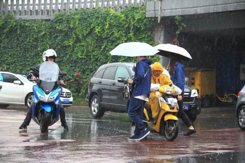 跑外卖下暴雨怎么穿搭_暴雨送外卖图(3)