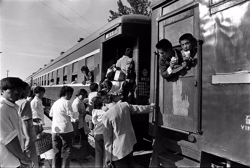 火车上的时代变迁:80年代民工潮买票难,当代高铁代表