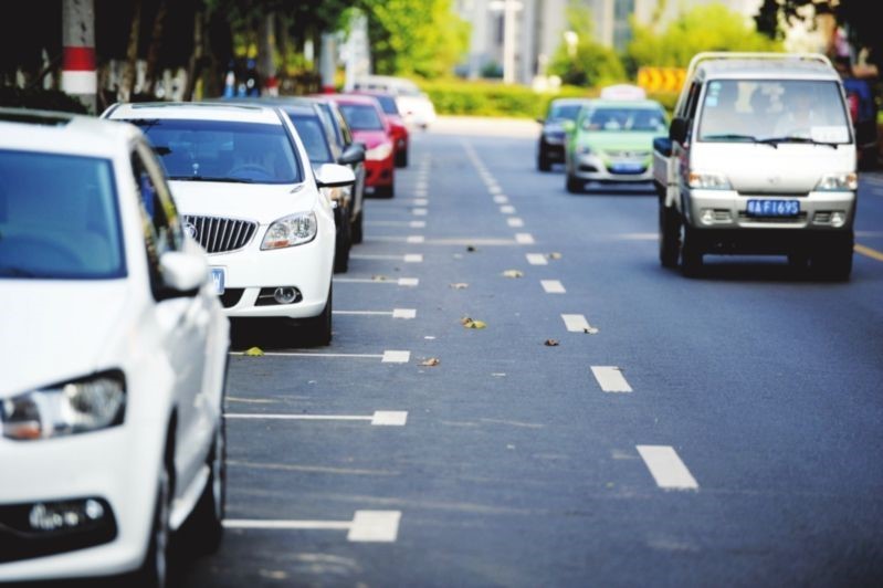 汽车明明停在车位里,回来时却多了张违停罚单