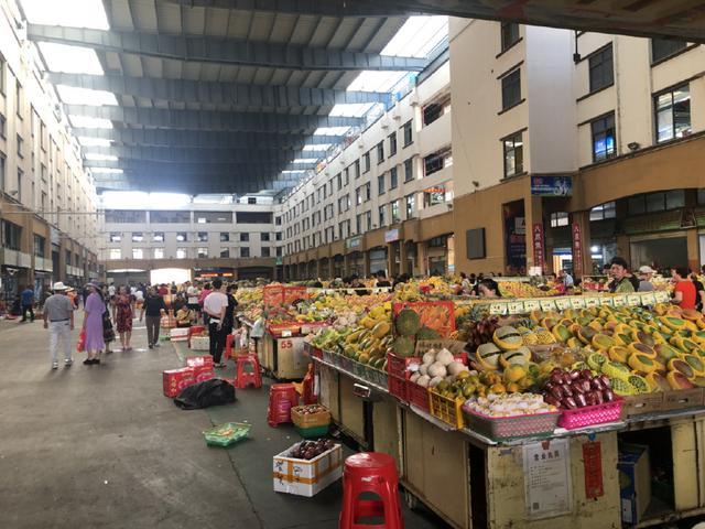 三亚本地人经常光顾的水果市场,超大芒果如此