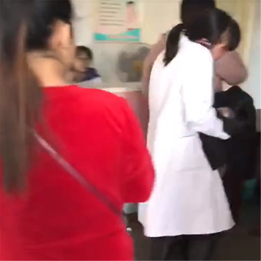 待产孕妇到医院上厕所,竟在卫生间产下宝宝,网