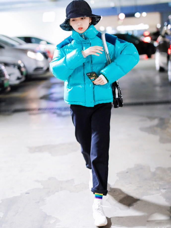 张子枫一条阔腿裤走机场,袜子抢镜,土味时尚