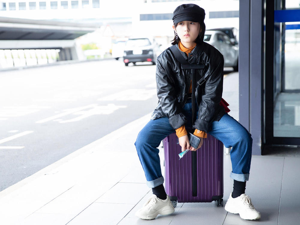 张子枫一条阔腿裤走机场,袜子抢镜,土味时尚