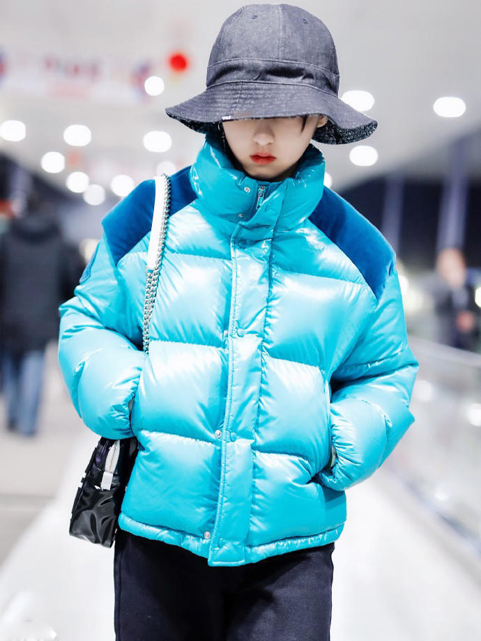 张子枫一条阔腿裤走机场,袜子抢镜,土味时尚