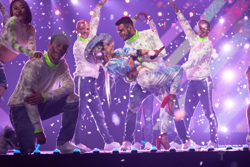 蔡依林穿蓝白套装配金色腰带,脚踩大红色高跟