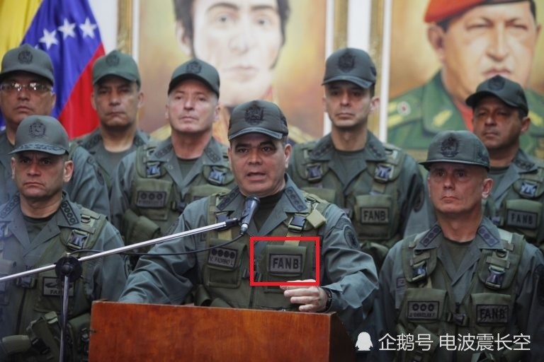 左下角是cnn配的字幕:venezuelan army defector(委内瑞拉陆军叛逃者)