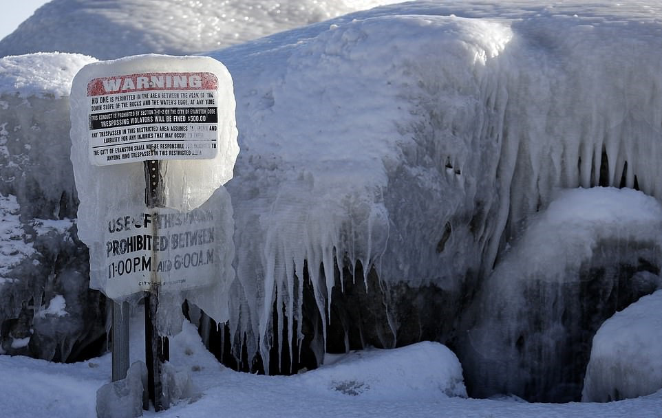 美国遭遇极寒天气人民苦中作乐,接连玩起泼水