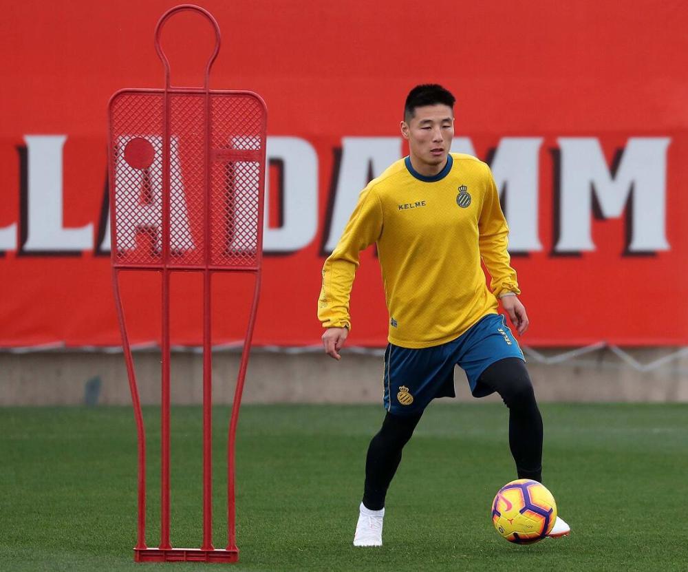 武磊首训被摄影师狂拍享巨星待遇 两天后或上