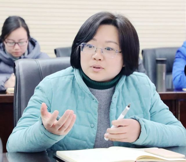 会上,办公室主任李绍红,政治部主任盛婷玉分别通报了2018年全院信息