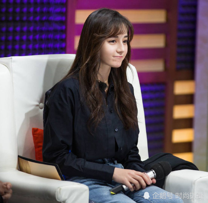 迪丽热巴穿黑色衬衫裙+高腰牛仔裤亮相,没想到