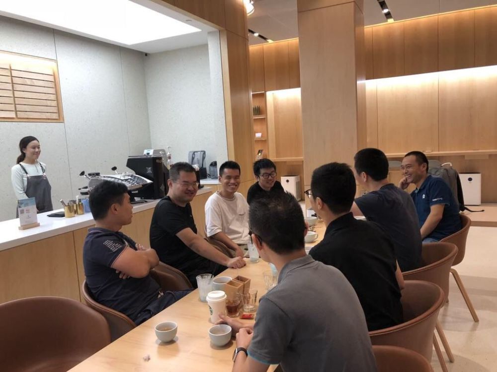 图说:李斌带着产品经理邀请陈仁伟,夏博等碳粉群友进行圆桌会议