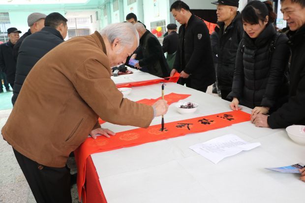 邵阳:新春佳节送春联活动感受浓浓年味