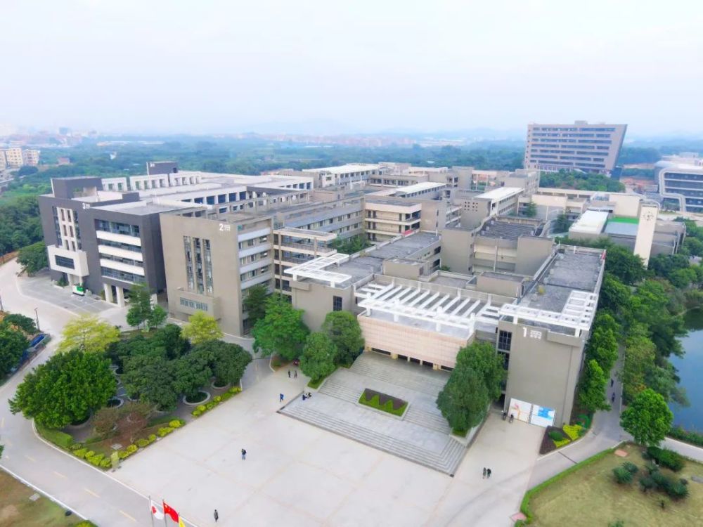 学校主校区位于广州市白云区钟落潭高校园区(广州第二大学城),分校