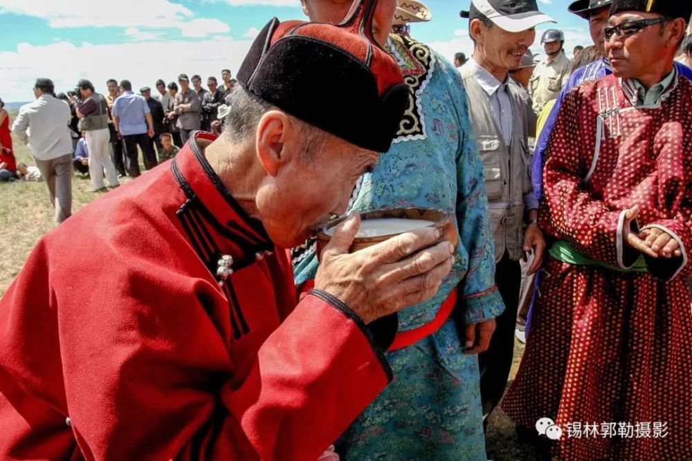 蒙古族传统"马奶节"