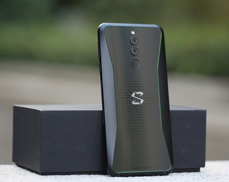 小米高管点评黑鲨新机:个性炫酷,新一代跑分机