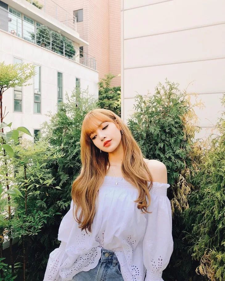 lisa了 这件蓝色的卫衣颜色和图案都非常少女 撇开了寻常卫衣酷酷的