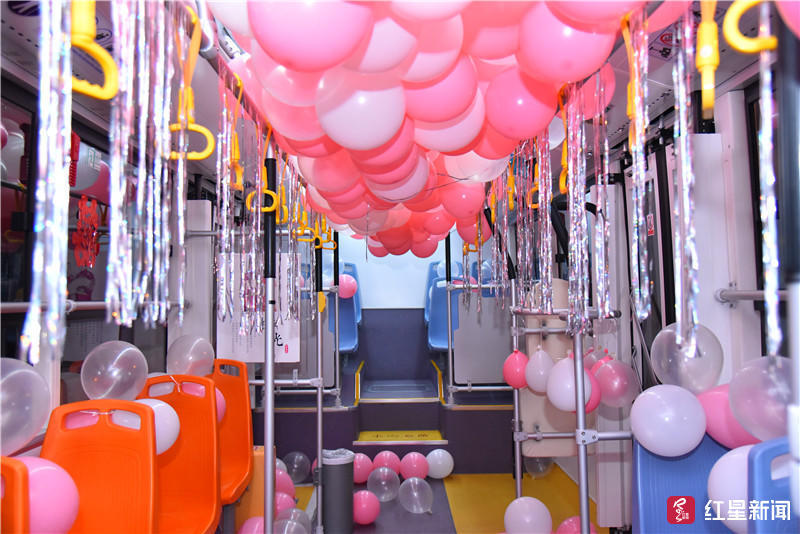 开往新婚殿堂!成都新人包520路公交车当婚车,