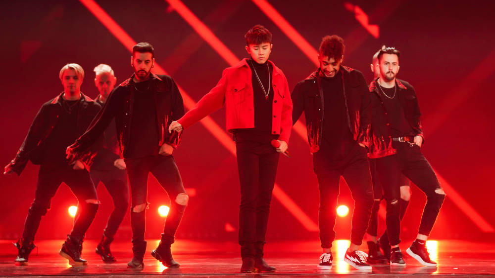 安徽春晚张杰表态再红也会抽时间陪家人，网友关注点却在他裤子上