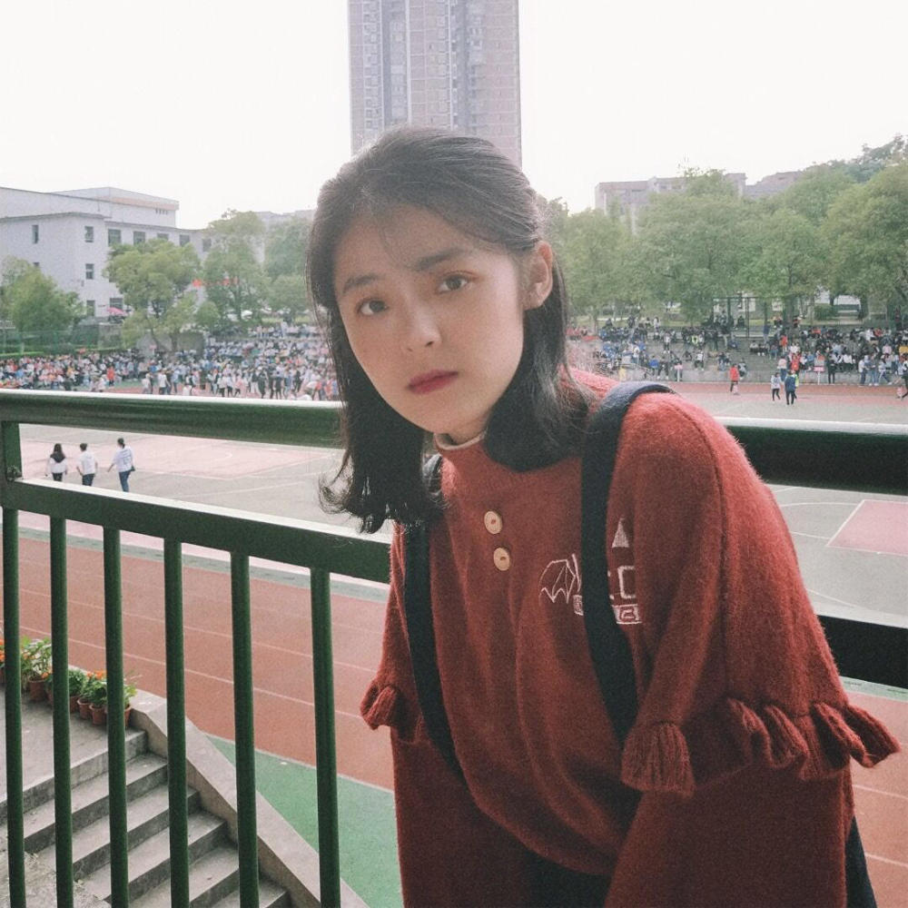 女大学生晒出小时候照片，网友大喊:小时候就是个美人胚子