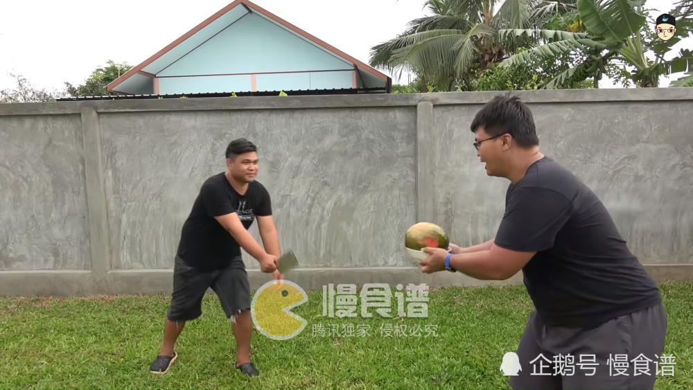 泰国直播油炸大西瓜,网友:估计油钱都赚不回来