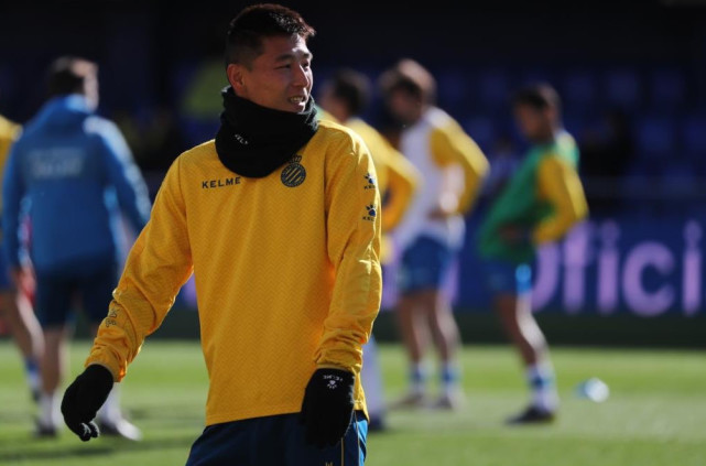 球迷专程支持武磊 当地球迷高声唱响武磊之歌