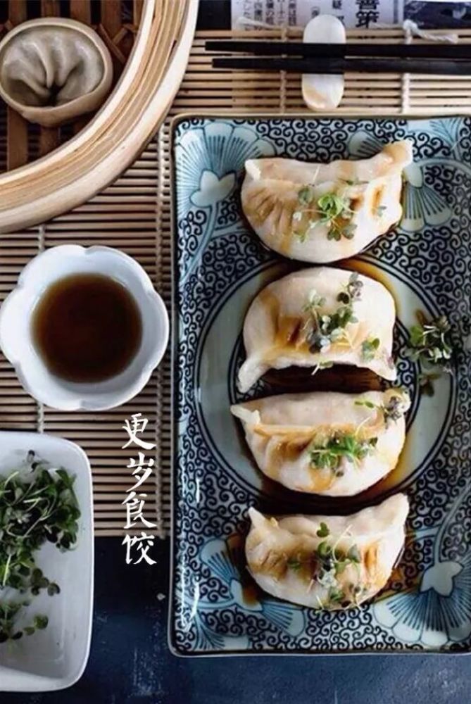 北方人年夜饭的菜色中常包括水饺,鱼,年糕,长年菜等.