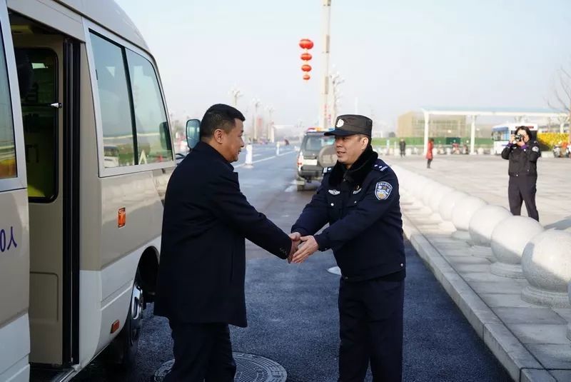 崇州市四大班子领导慰问我局公安民警,辅警