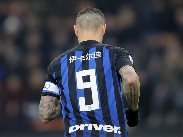 迎新春国米球衣背后印中文姓名 萨内蒂看台观