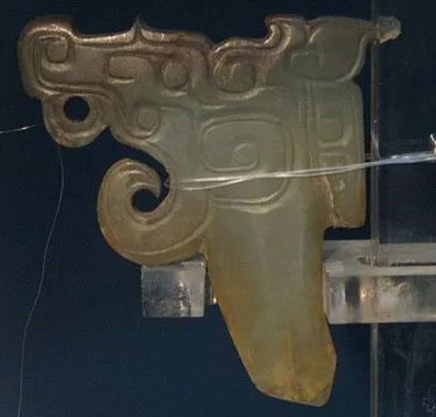 先来看看虢(guo)国墓地出土的圆雕玉器吧,作为研究西周玉雕相当重要的