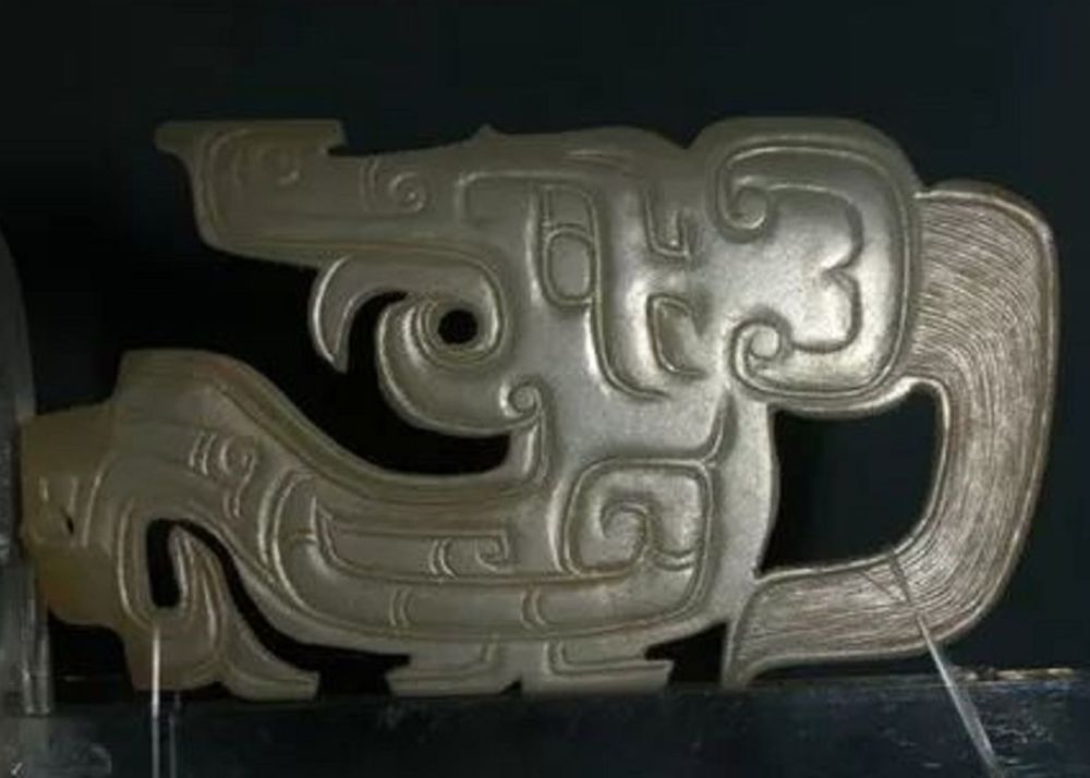 先来看看虢(guo)国墓地出土的圆雕玉器吧,作为研究西周玉雕相当重要的