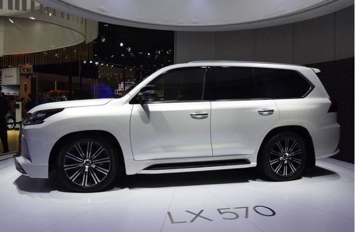 雷克萨斯这车,档次碾压奔驰大G,油耗14.7L,加价