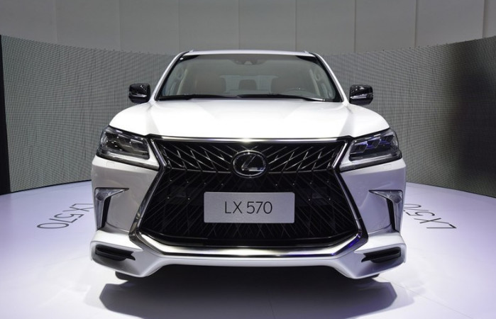 雷克萨斯这车,档次碾压奔驰大G,油耗14.7L,加价