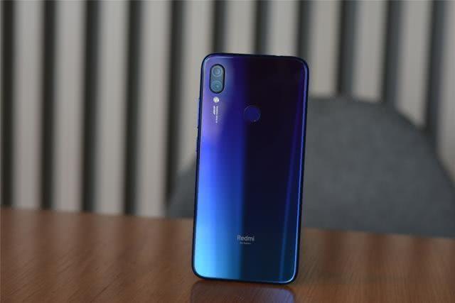 年前收到了红米Note7,蓝色颜值好高,6G内存过