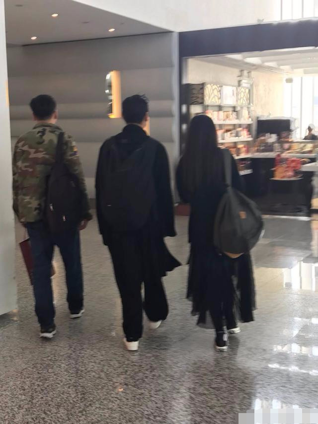 网友偶遇向佐带郭碧婷回香港,这是准儿媳跟向