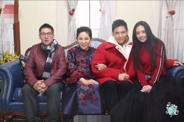 网友偶遇向佐带郭碧婷回香港,这是准儿媳跟向