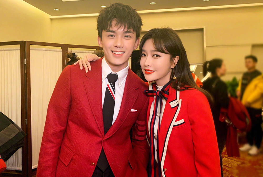 春晚明星正当红,秦岚西装率性优雅,景甜性感迷