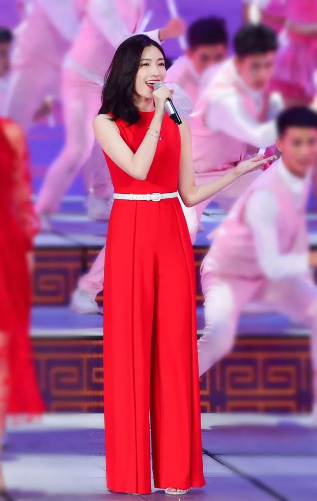 连续两年登上春晚的景甜,今年和秦岚,江疏影,tfboys,吴磊等一起献唱.