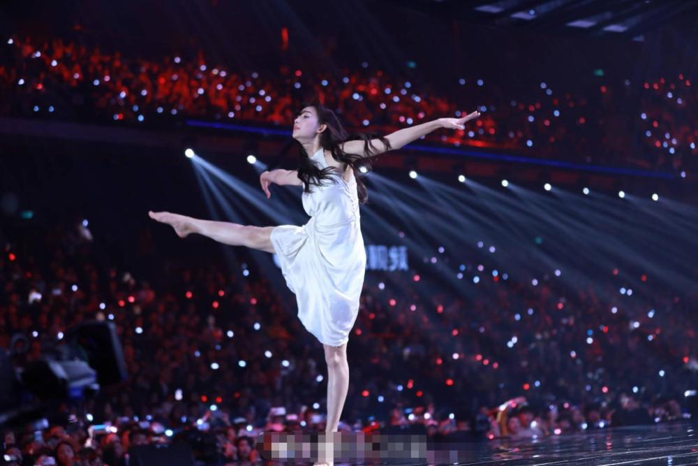 林志玲在春晚表演高难度的水上芭蕾,被网友赞