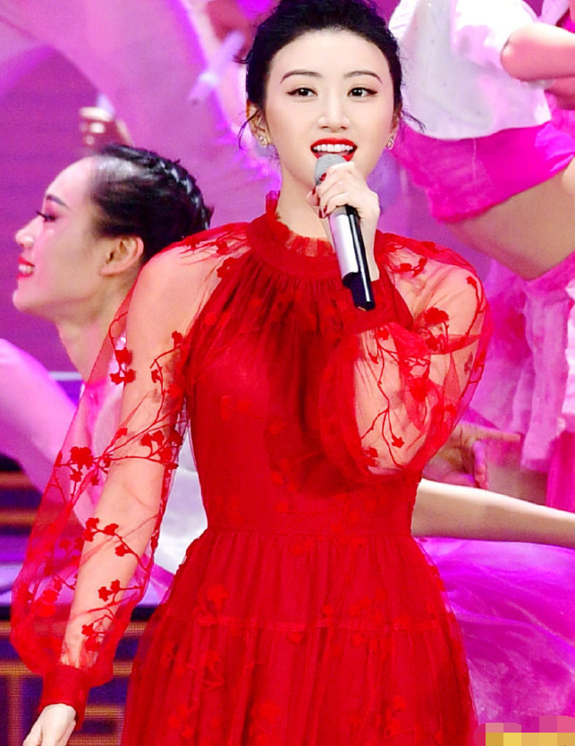 春晚:景甜跟韩雪同穿红裙,相差五岁,身材曲线却