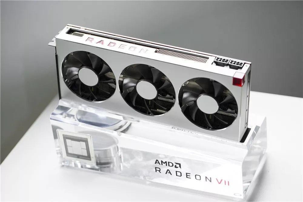 银色战甲球首款7nm游戏显卡AMD Radeon VII