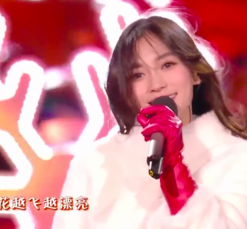 Angelababy春晚美出新高度,微博粉丝破亿,紧跟