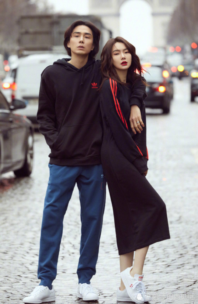 戚薇和李承铉的夫妻相简直了,穿情侣装亮相乍